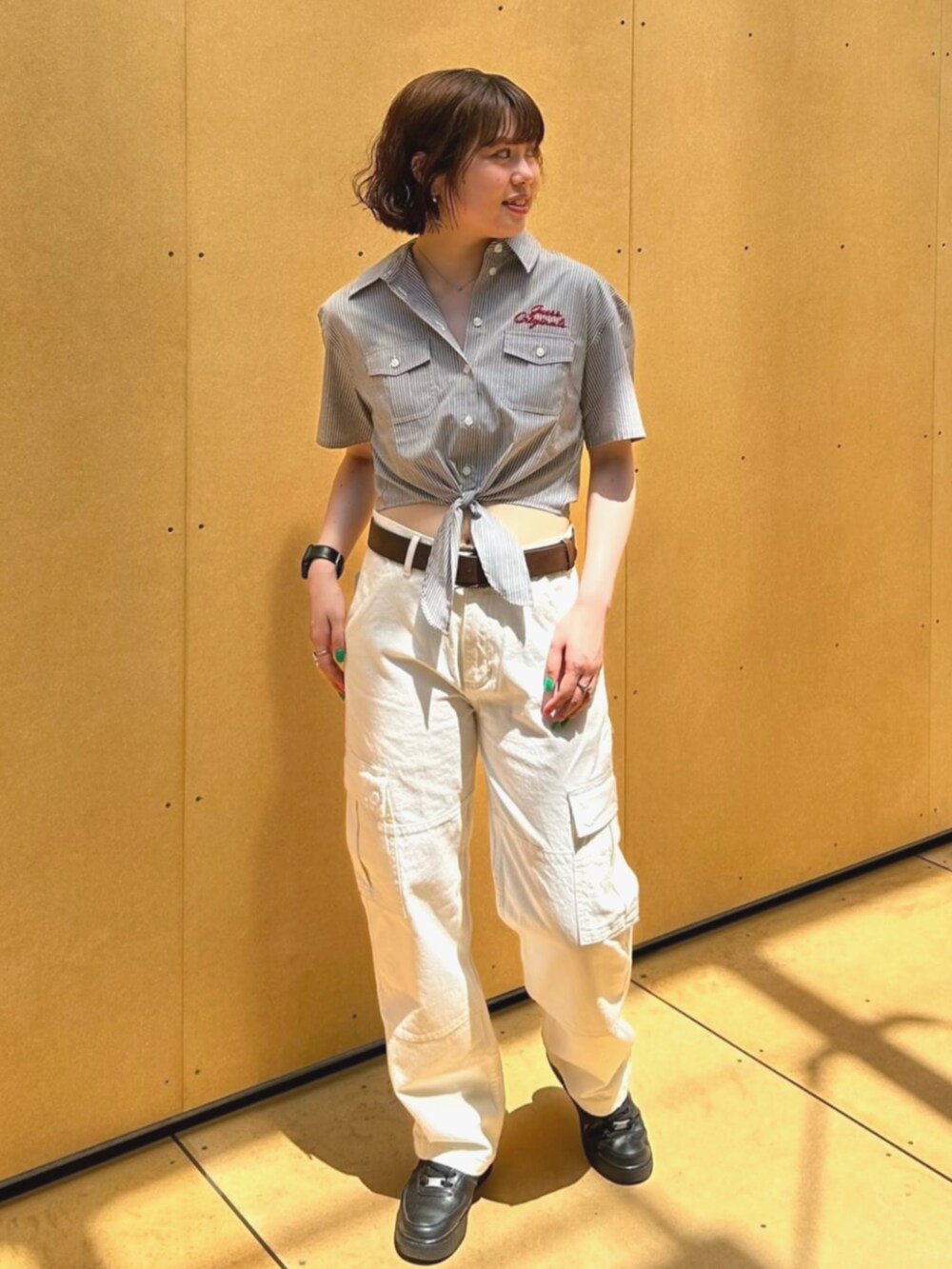 グレー系のシャツ/ブラウス、ホワイト系のカーゴパンツを着用したレディースの夏コーディネートの4枚目の写真