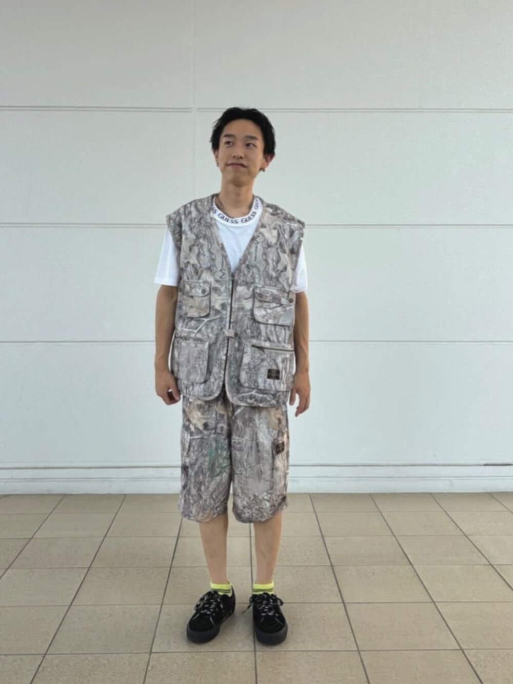 その他のカーゴパンツ、その他のベストを着用したメンズの秋コーディネートの4枚目の写真