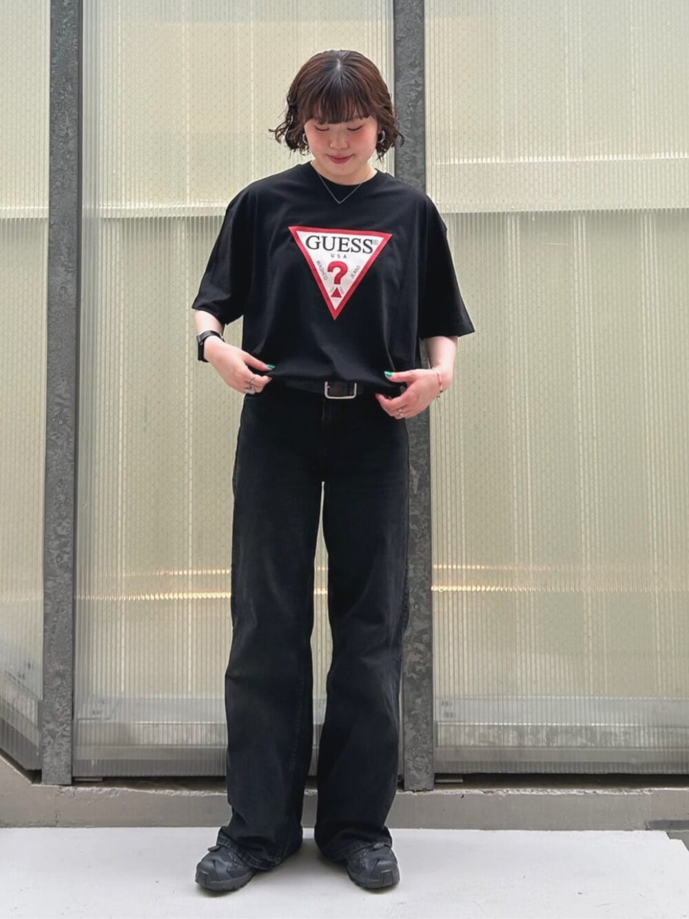 ブルー系のデニムパンツ、ブラック系のTシャツ/カットソーを着用したレディースの夏コーディネートの4枚目の写真