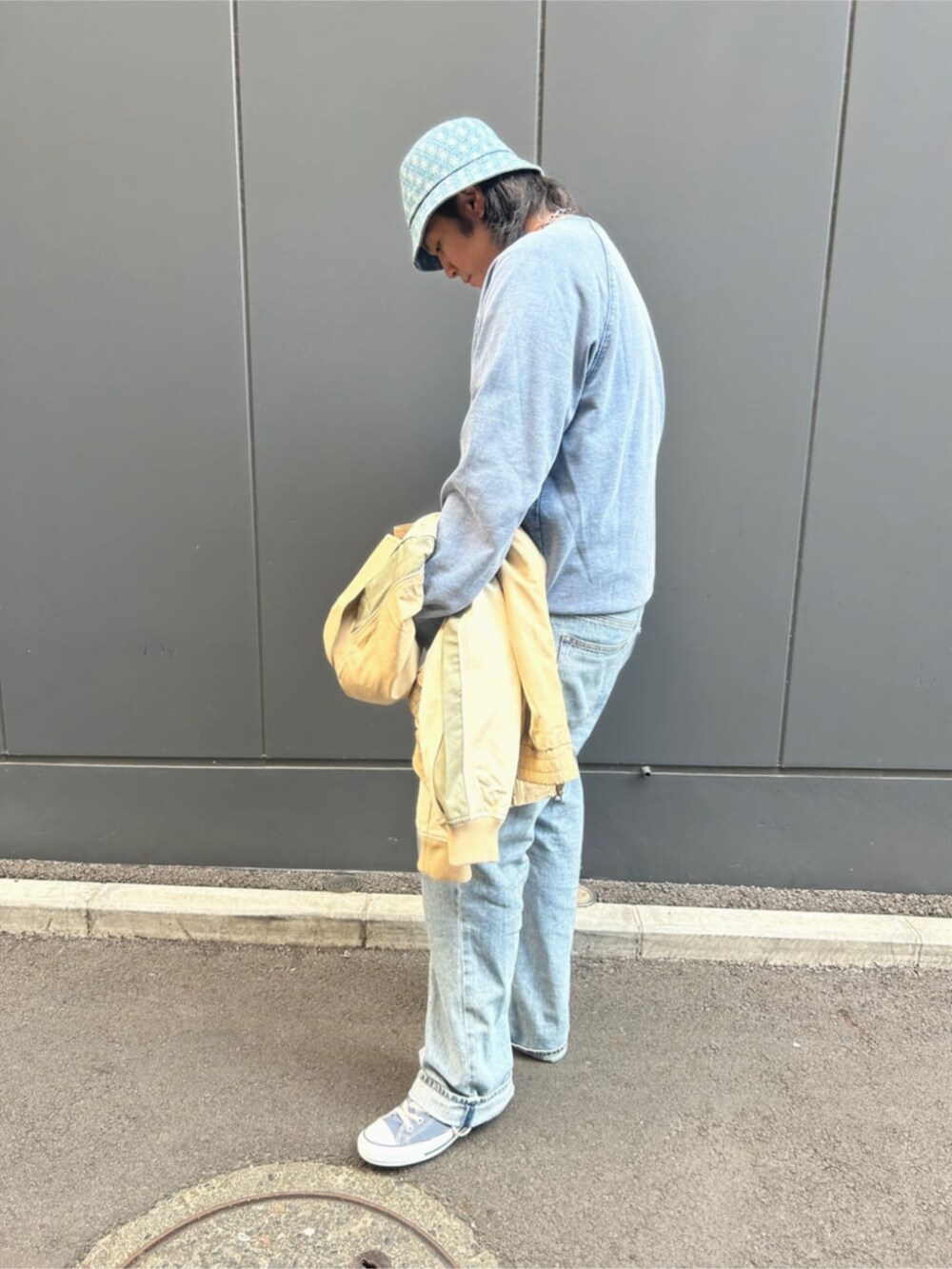ブルー系のデニムパンツ、ベージュ系のその他アウター、ブルー系のスウェットを着用したメンズの秋コーディネートの6枚目の写真