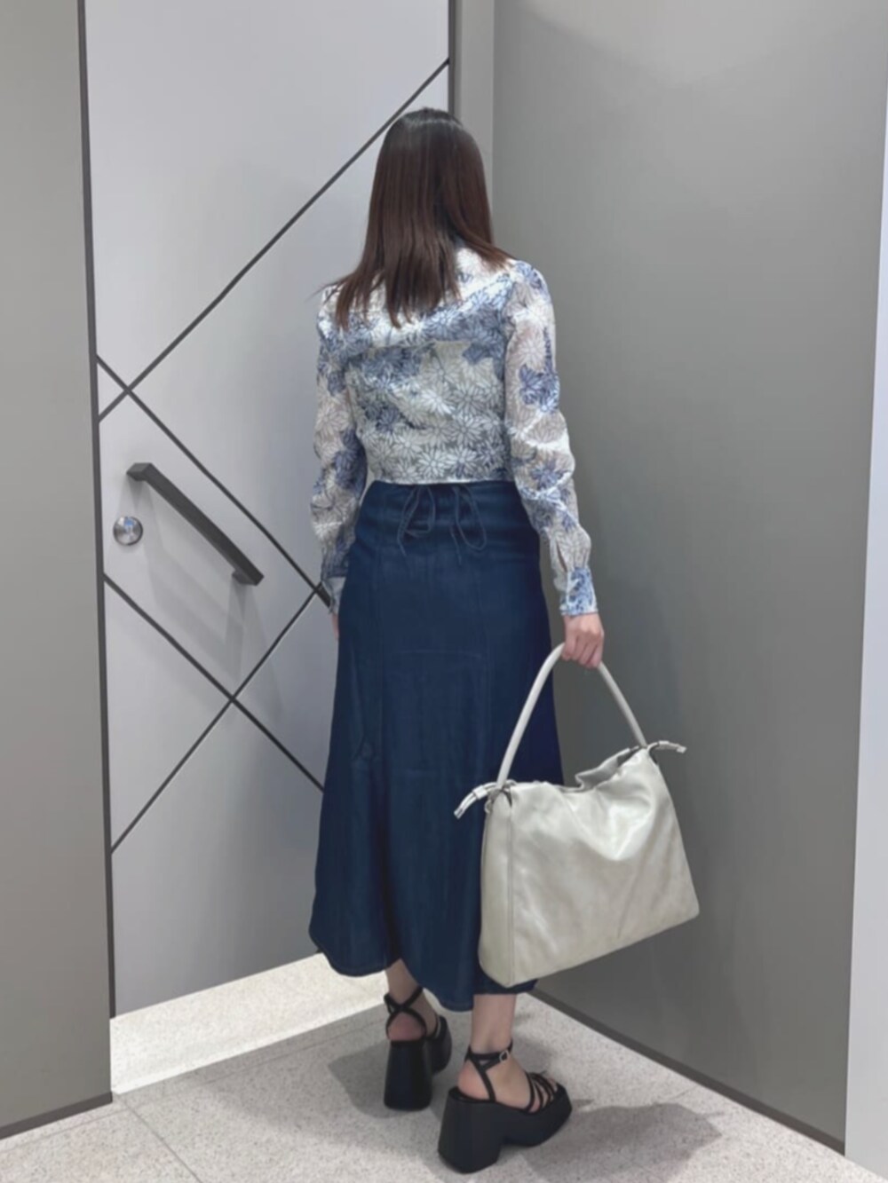 その他のシャツ/ブラウス、ブルー系のワンピース、ベージュ系のトートバッグを着用したレディースの夏コーディネートの2枚目の写真