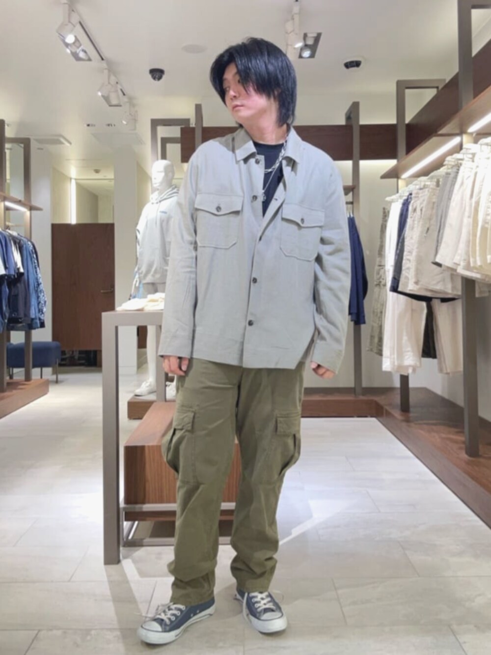 ブラウン系のシャツ/ブラウス、グリーン系のカーゴパンツを着用したメンズの夏コーディネートの4枚目の写真