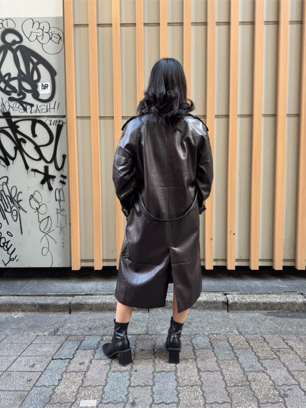 ブラウン系のワンピース、ブラウン系のトレンチコートを着用したレディースの春コーディネートの4枚目の写真