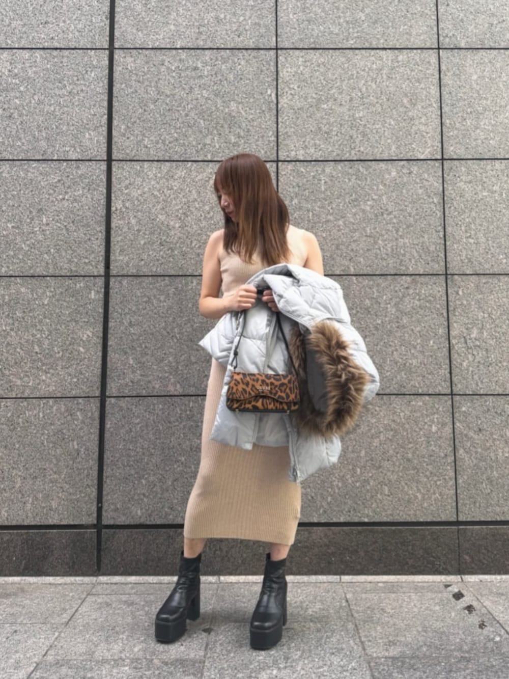 グレー系のダウンジャケット/コート、その他のハンドバッグ、ベージュ系のワンピースを着用したレディースの冬コーディネートの4枚目の写真