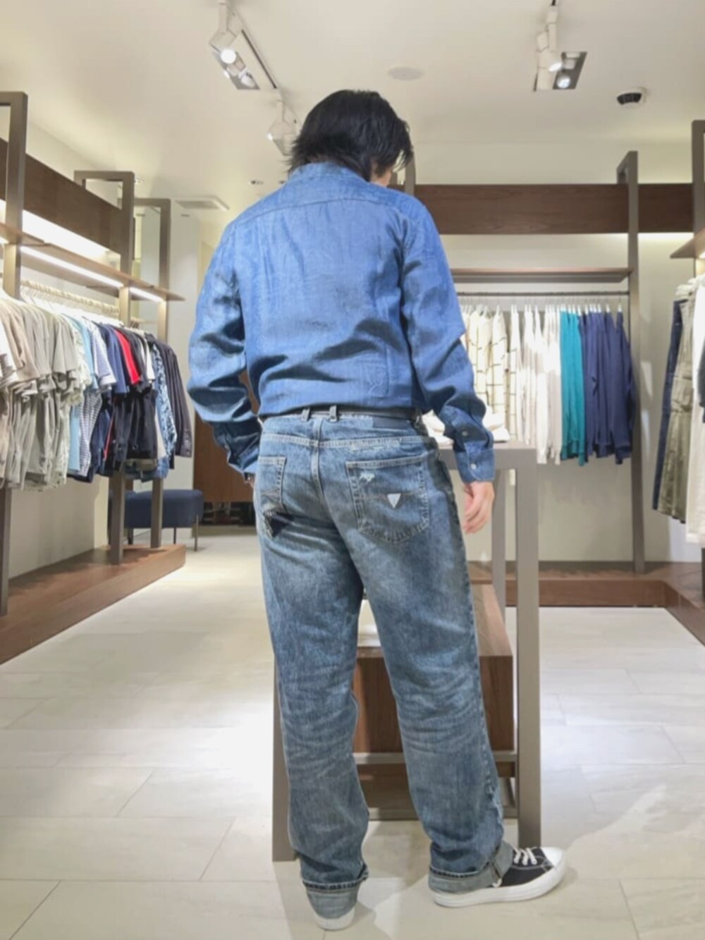 ブルー系のデニムパンツ、ブルー系のシャツ/ブラウスを着用したメンズの夏コーディネートの2枚目の写真