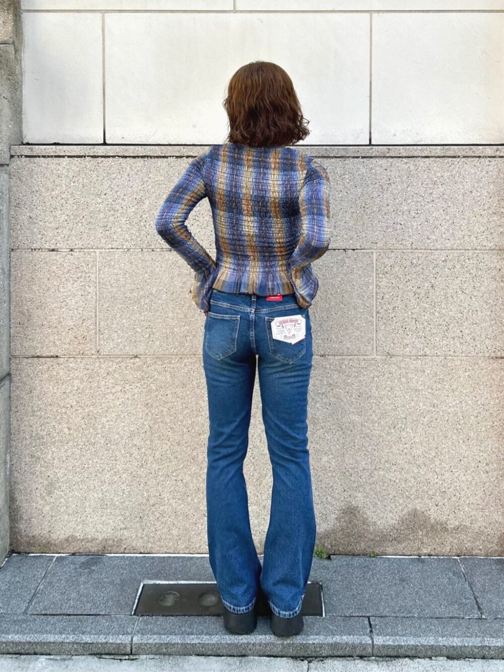 ブルー系のTシャツ/カットソー、ブルー系のデニムパンツを着用したレディースの秋コーディネートの2枚目の写真