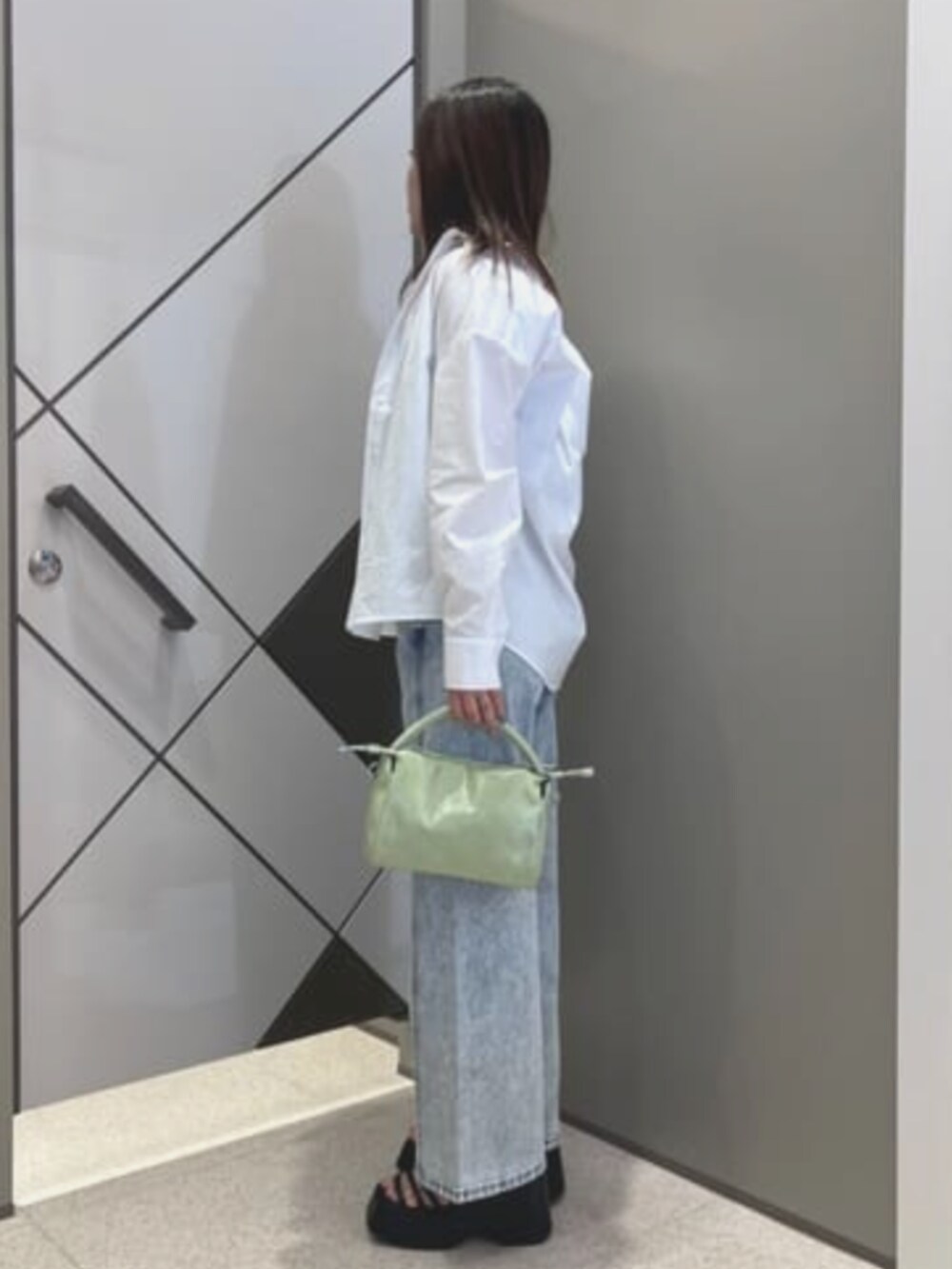 ホワイト系のシャツ/ブラウス、ブルー系のデニムパンツ、パープル系のキャミソールを着用したレディースの夏コーディネートの3枚目の写真