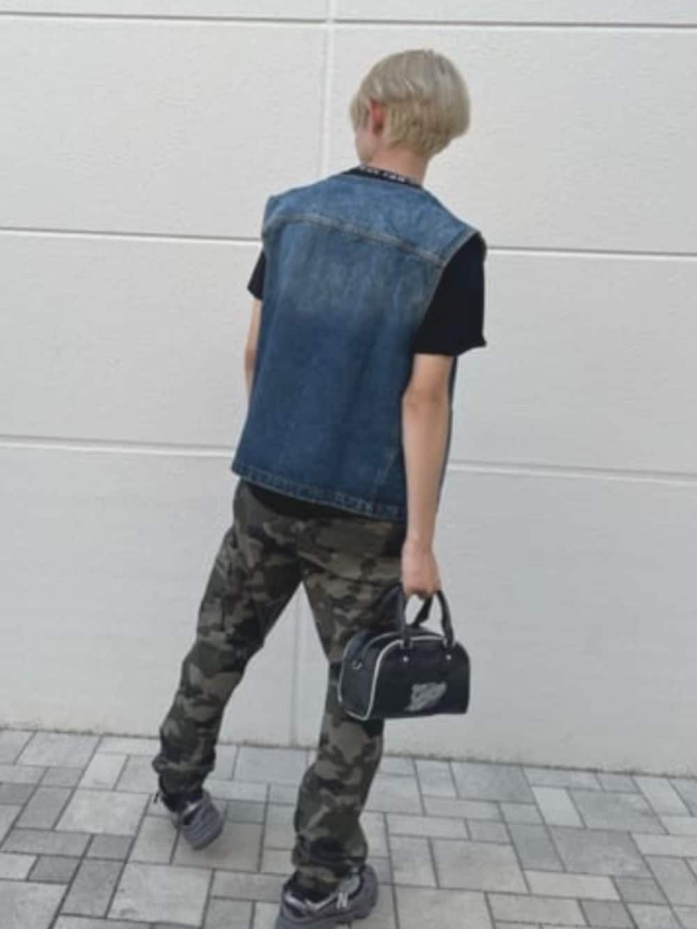 ブラック系のハンドバッグ、ブルー系のその他アウターを着用したメンズの夏コーディネートの2枚目の写真