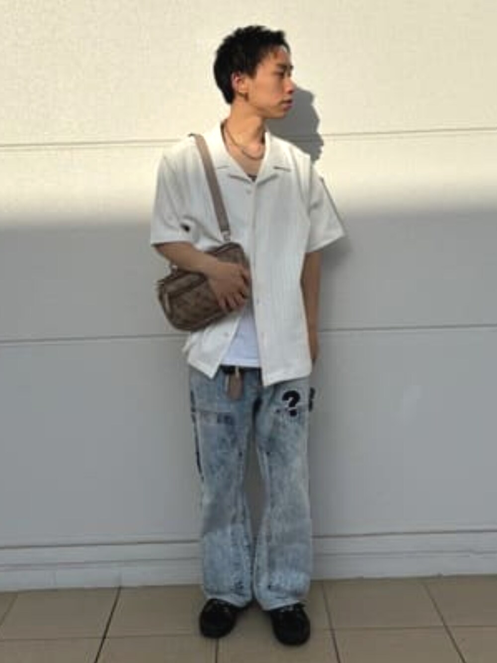 ベージュ系のボディバッグ/ウエストポーチ、ホワイト系のシャツ/ブラウスを着用したメンズの夏コーディネートの4枚目の写真