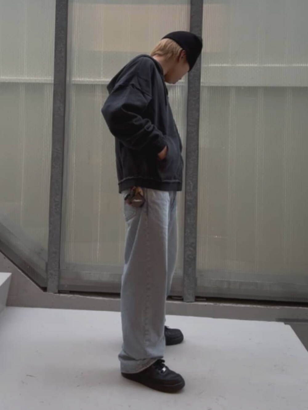 ブルー系のデニムパンツ、ブラック系のTシャツ/カットソー、その他のトランクスを着用したメンズの秋コーディネートの3枚目の写真