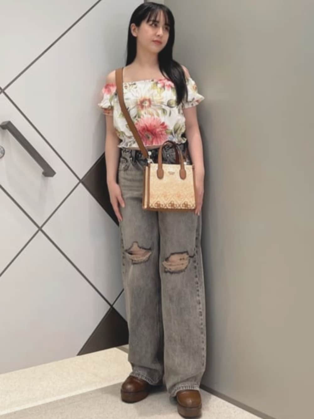 その他のシャツ/ブラウス、グレー系のデニムパンツ、ブラウン系のショルダーバッグを着用したレディースの夏コーディネートの4枚目の写真