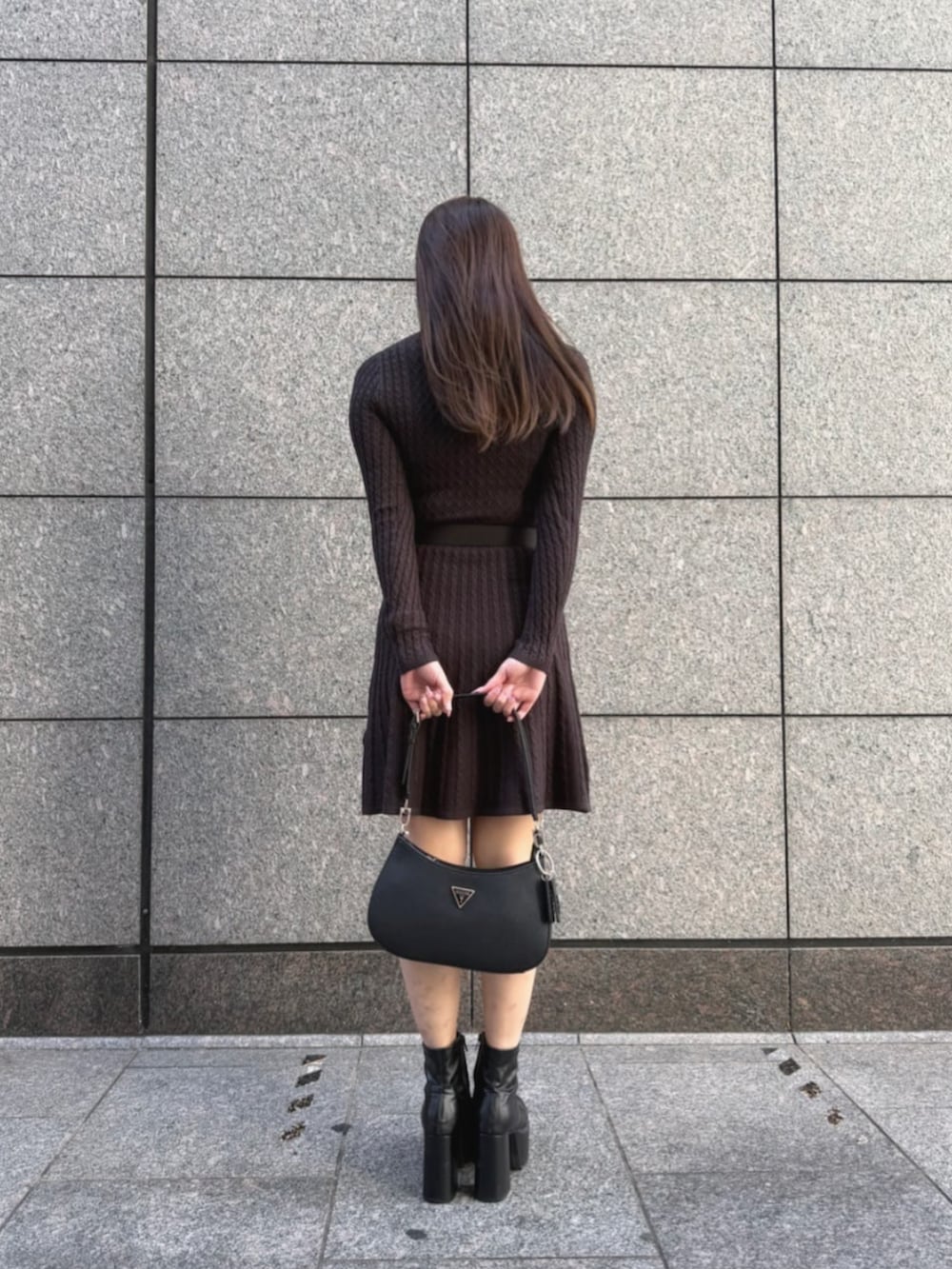 ブラック系のショルダーバッグ、ブラウン系のワンピースを着用したレディースの秋コーディネートの2枚目の写真