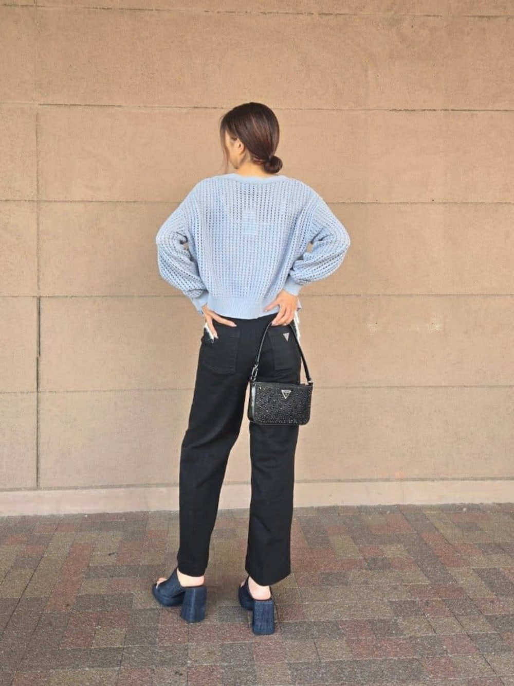 ブラック系のデニムパンツ、ブルー系のカーディガン/ボレロ、その他のキャミソールを着用したレディースの秋コーディネートの2枚目の写真