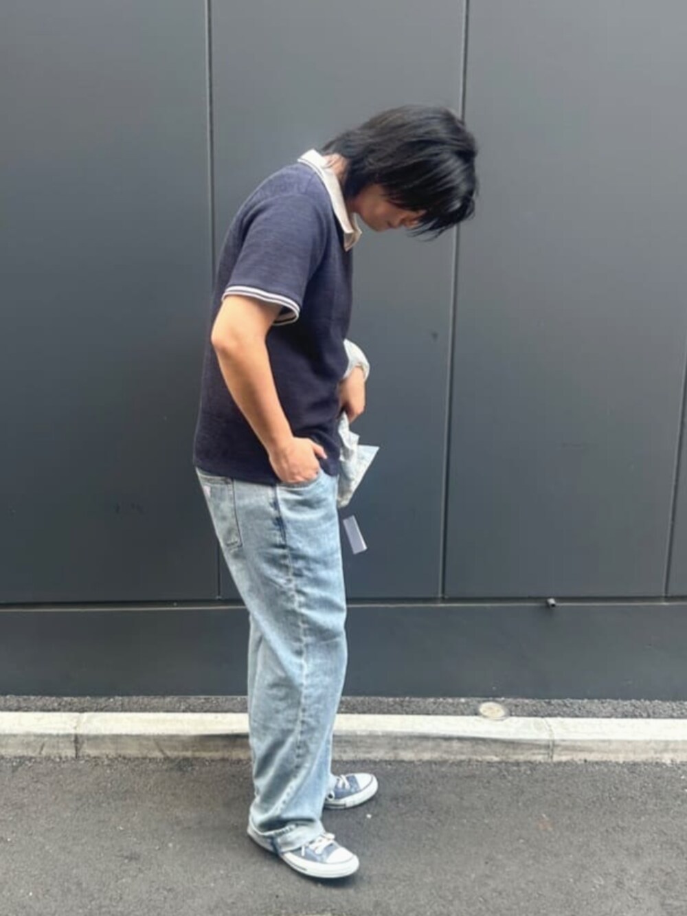 ブルー系のデニムパンツ、ブルー系のポロシャツ、ブルー系のシャツ/ブラウスを着用したメンズの夏コーディネートの4枚目の写真