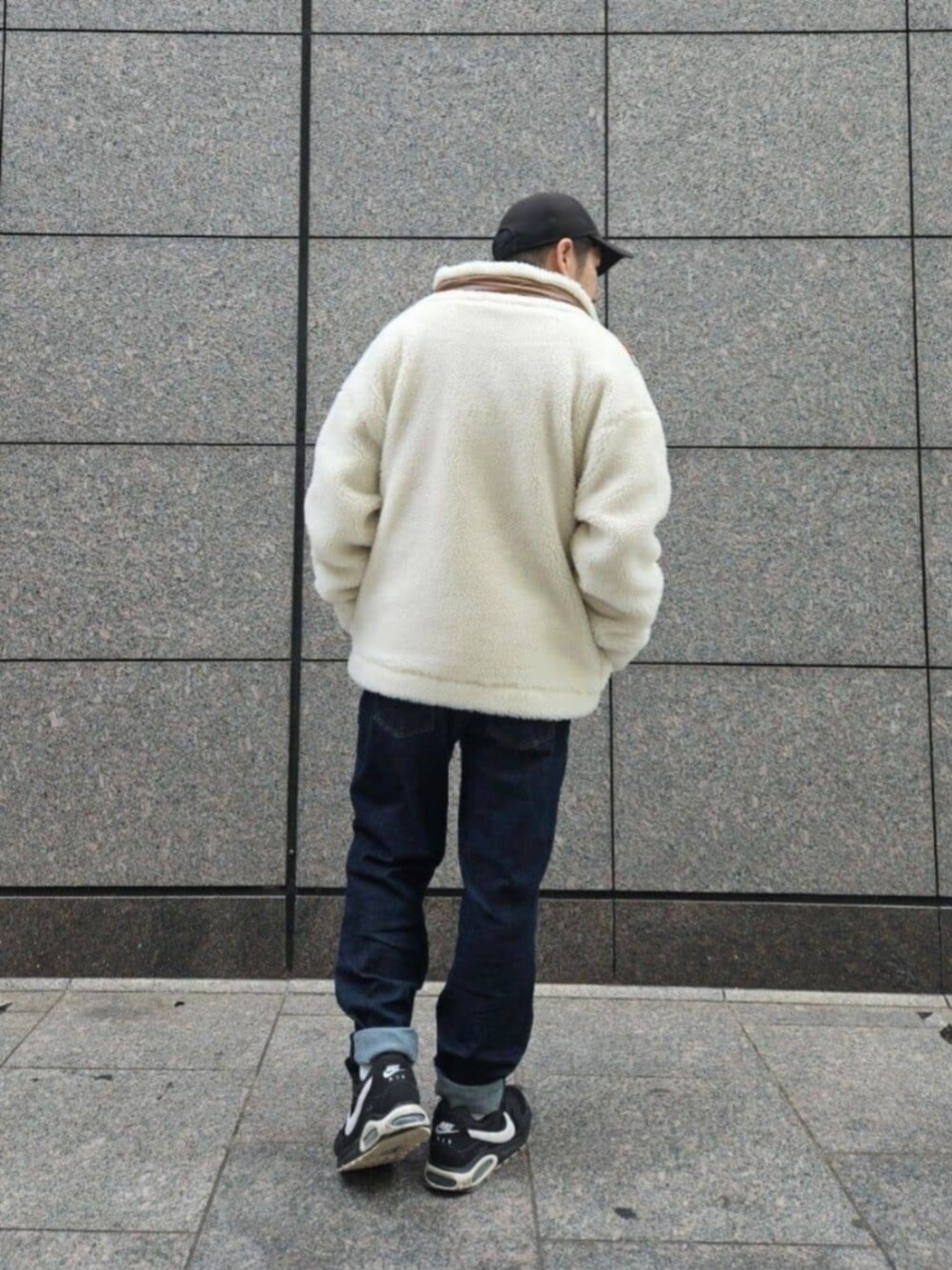 ブルー系のデニムパンツ、ホワイト系のその他アウターを着用したメンズの秋コーディネートの2枚目の写真