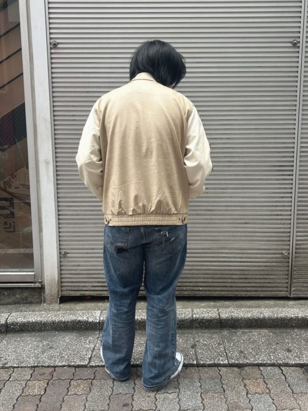 ブルー系のデニムパンツ、ベージュ系のその他アウター、ベージュ系のTシャツ/カットソーを着用したメンズの秋コーディネートの2枚目の写真