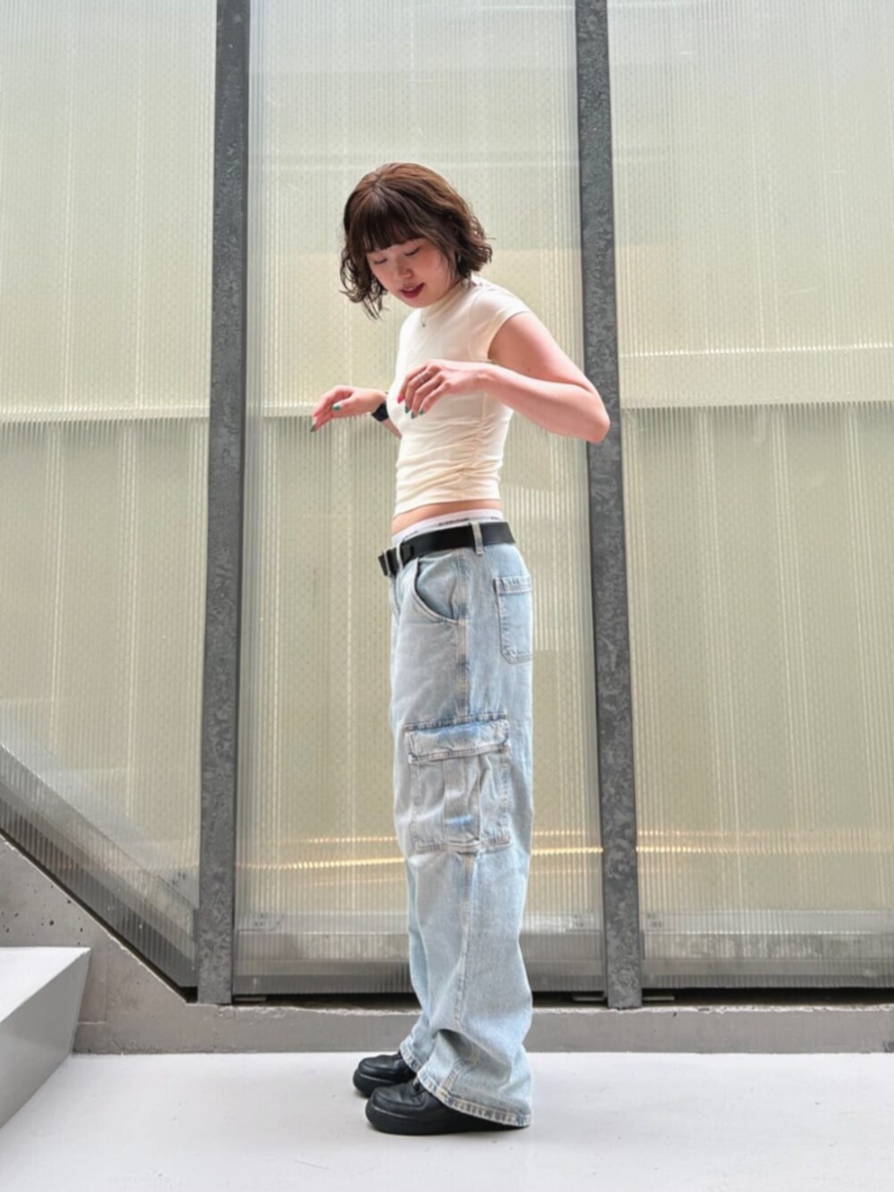 ブルー系のデニムパンツ、ホワイト系のTシャツ/カットソー、グレー系のショーツを着用したレディースの秋コーディネートの3枚目の写真