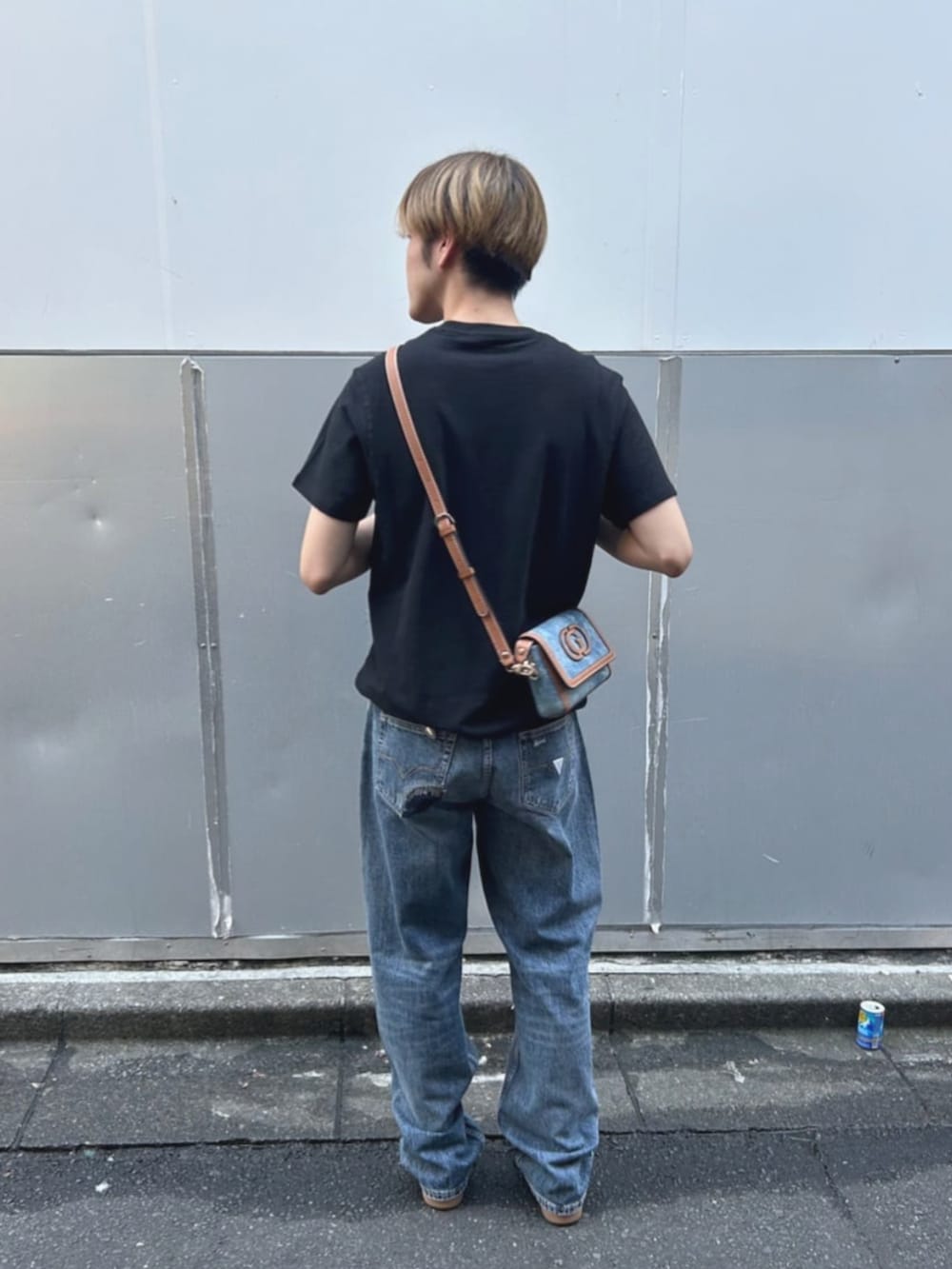 ブルー系のデニムパンツ、ブラック系のTシャツ/カットソーを着用したメンズの夏コーディネートの2枚目の写真