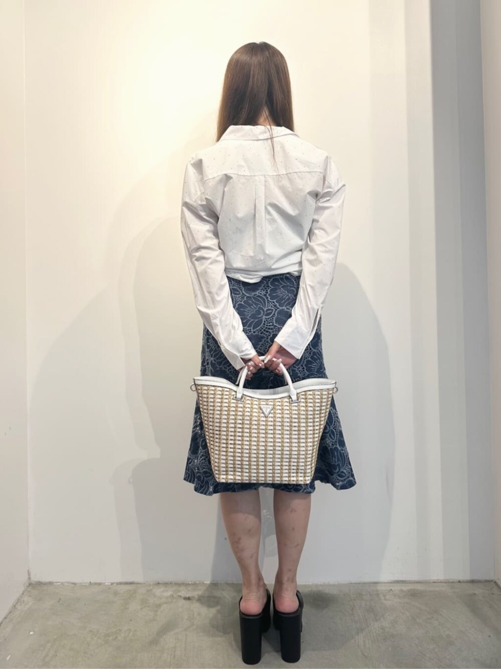 ホワイト系のシャツ/ブラウス、ブルー系のワンピース、ホワイト系のショルダーバッグを着用したレディースの夏コーディネートの2枚目の写真