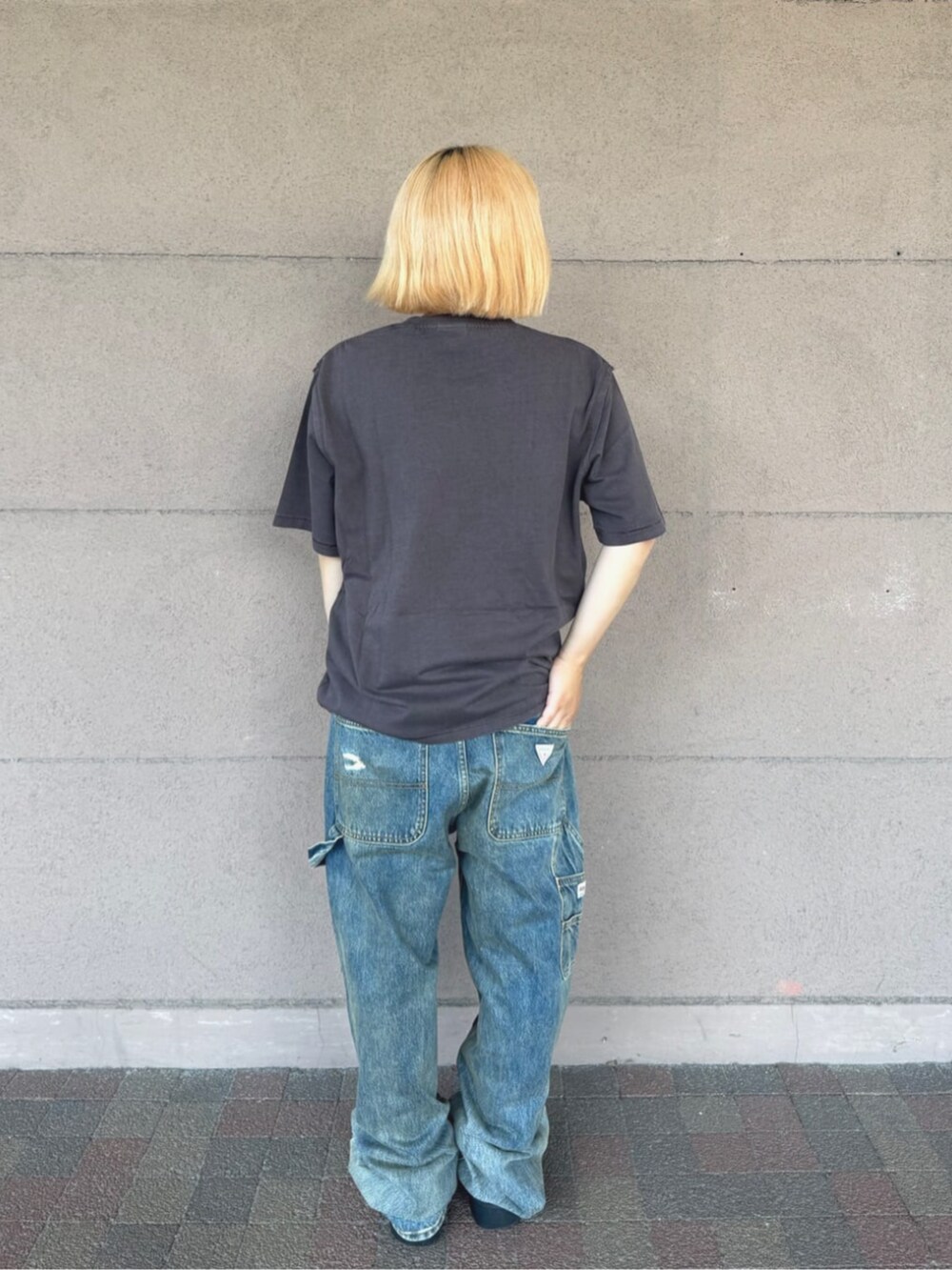 ブラック系のTシャツ/カットソー、ブルー系のデニムパンツを着用したレディースの夏コーディネートの2枚目の写真