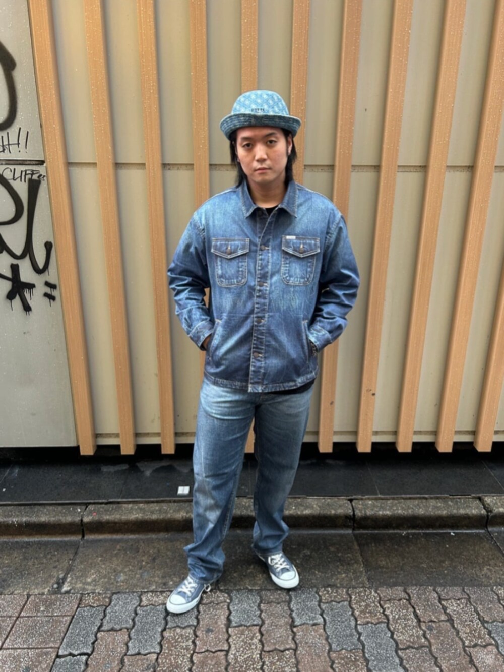 ブルー系のデニムパンツ、ブルー系のデニムジャケット、ブルー系のハットを着用したメンズの秋コーディネートの5枚目の写真