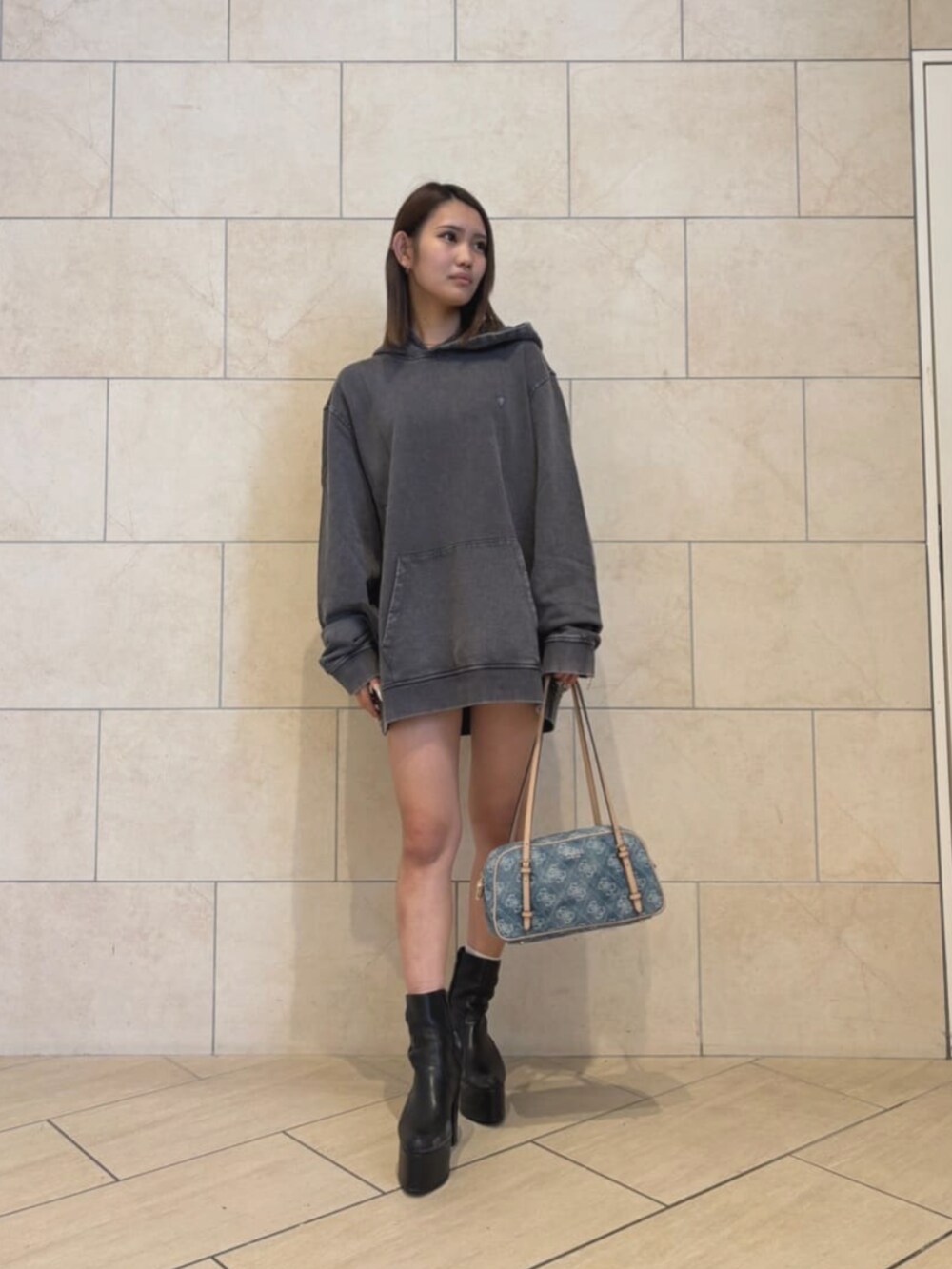 ブルー系のショルダーバッグ、グレー系のパーカーを着用したレディースの秋コーディネートの4枚目の写真