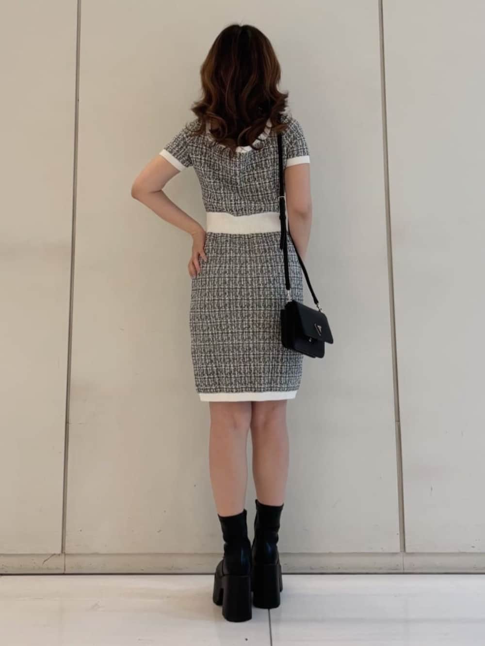 ブラック系のショルダーバッグ、ブラック系のワンピースを着用したレディースの春コーディネートの2枚目の写真