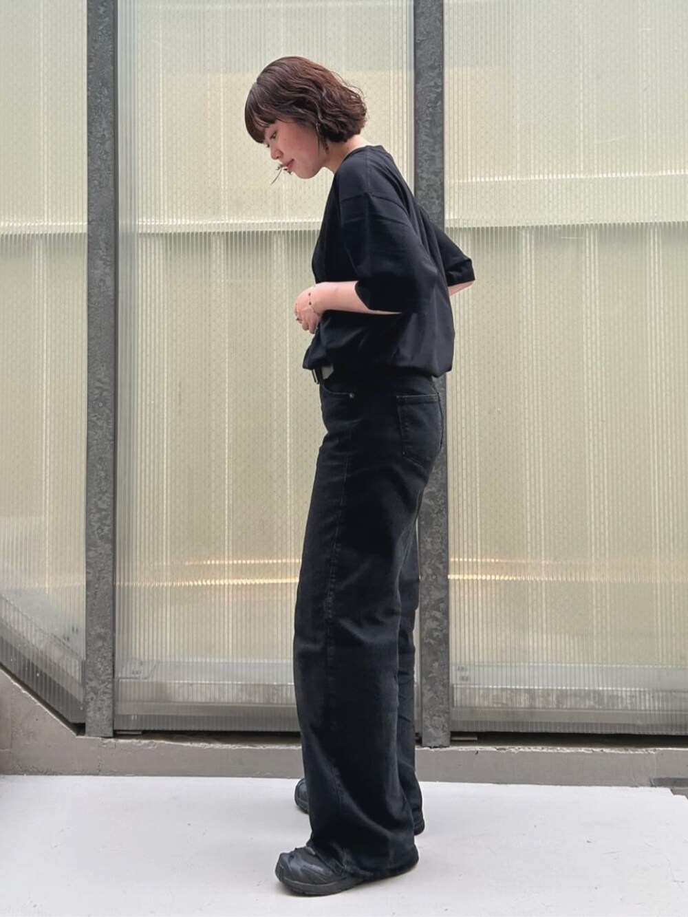 ブルー系のデニムパンツ、ブラック系のTシャツ/カットソーを着用したレディースの夏コーディネートの3枚目の写真