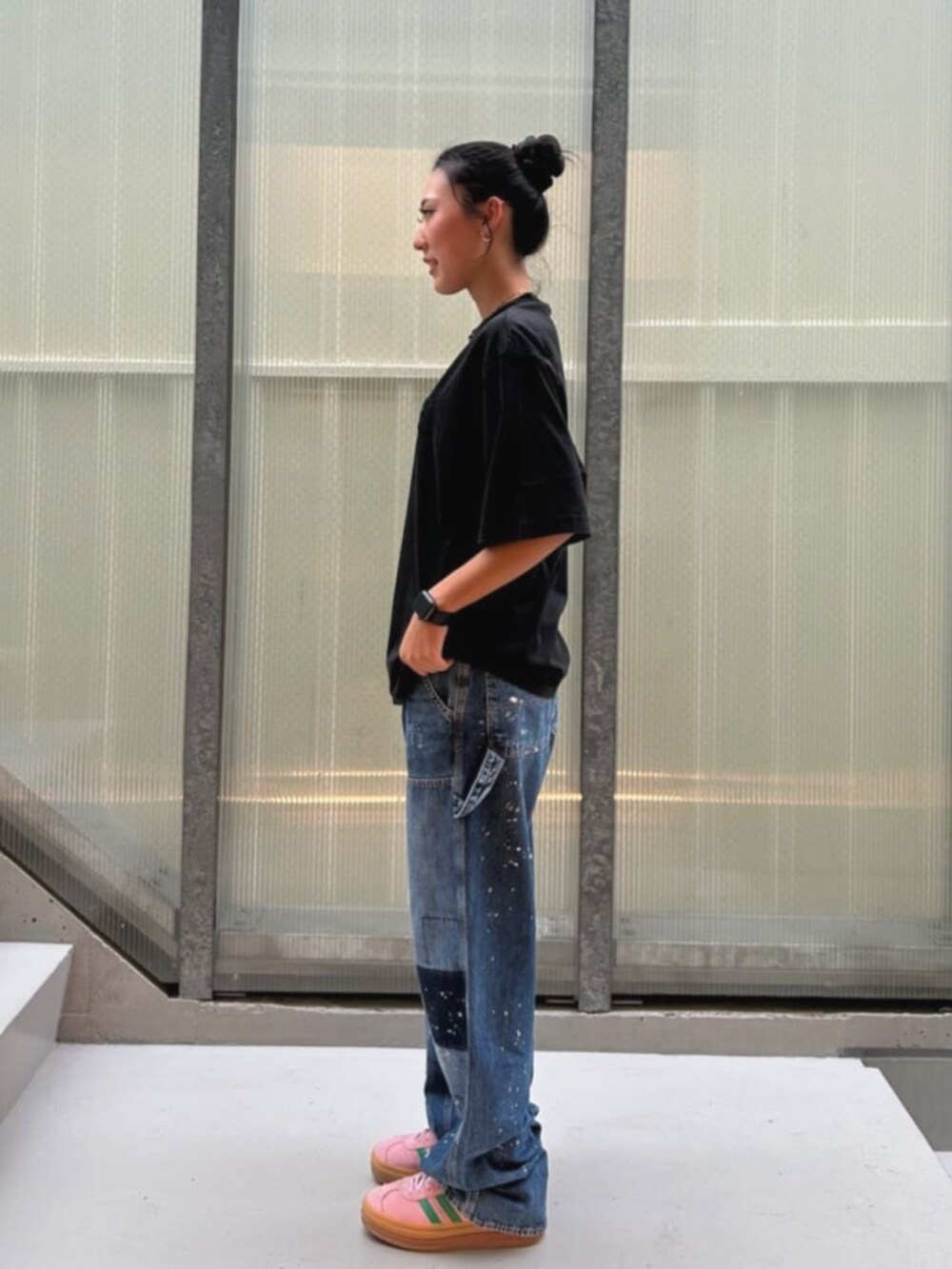 ブルー系のデニムパンツ、ブラック系のTシャツ/カットソーを着用したレディースの秋コーディネートの3枚目の写真