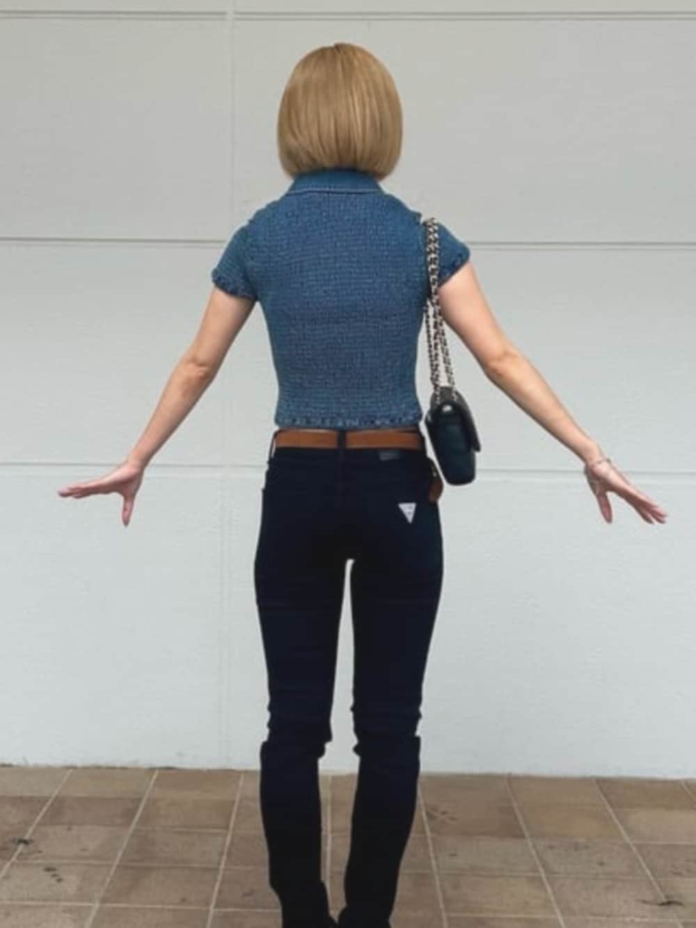 ブルー系のシャツ/ブラウス、ブラック系のショルダーバッグを着用したレディースの夏コーディネートの2枚目の写真