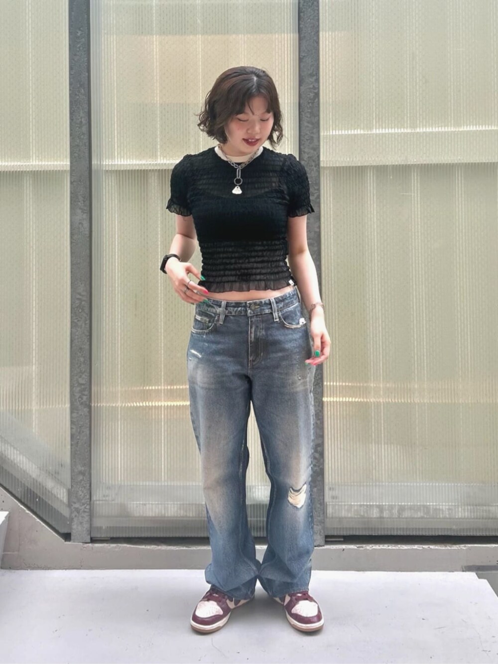 ブルー系のデニムパンツ、ブラック系のTシャツ/カットソーを着用したレディースの夏コーディネートの4枚目の写真