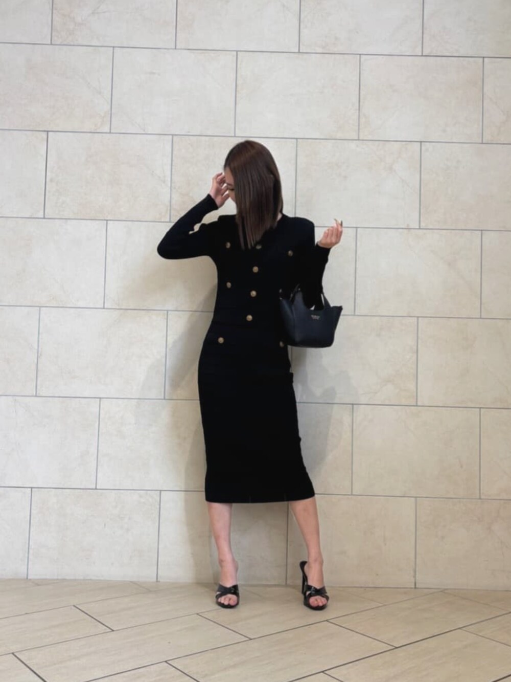 ブラック系のカーディガン/ボレロ、ブラック系のスカート、ブラック系のショルダーバッグを着用したレディースの秋コーディネートの4枚目の写真