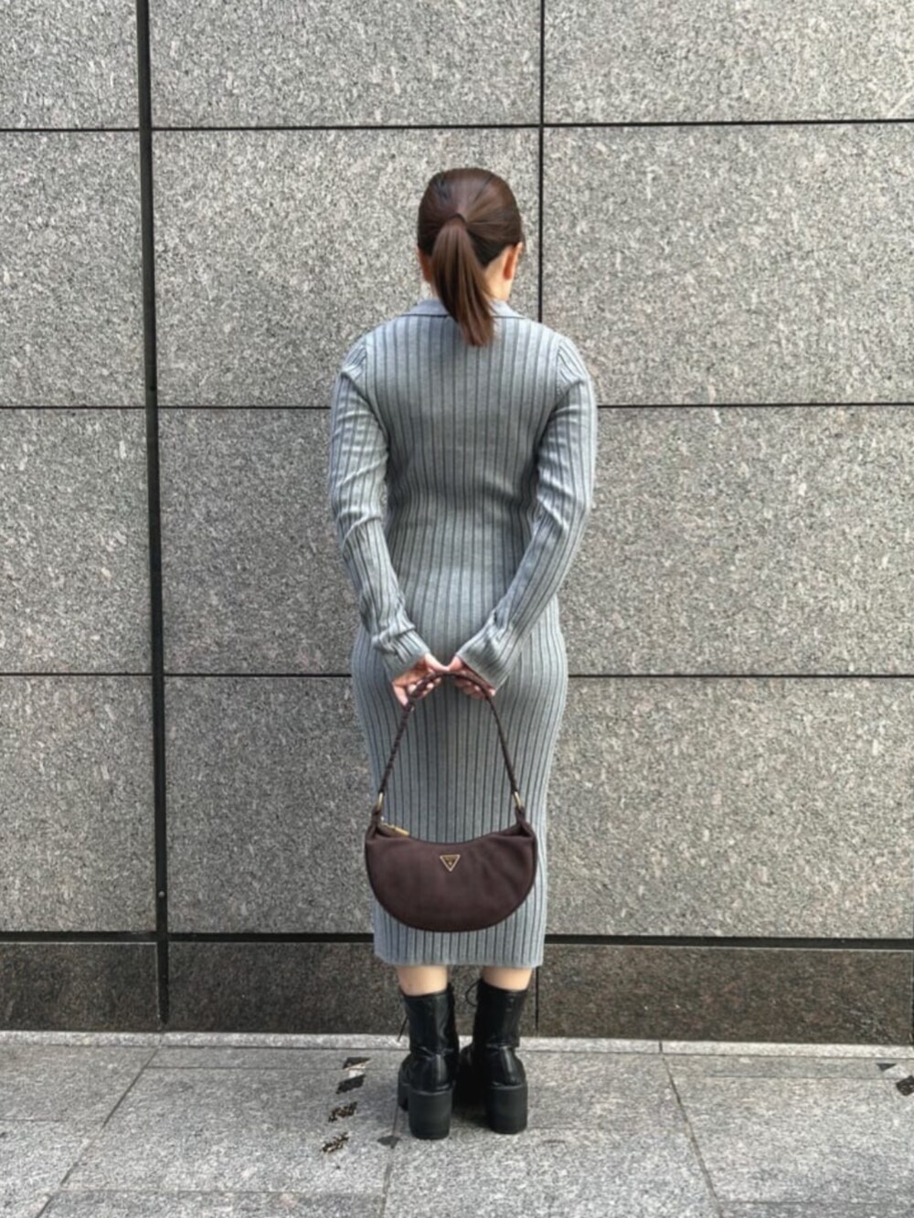 ブラウン系のショルダーバッグ、グレー系のワンピースを着用したレディースの秋コーディネートの2枚目の写真