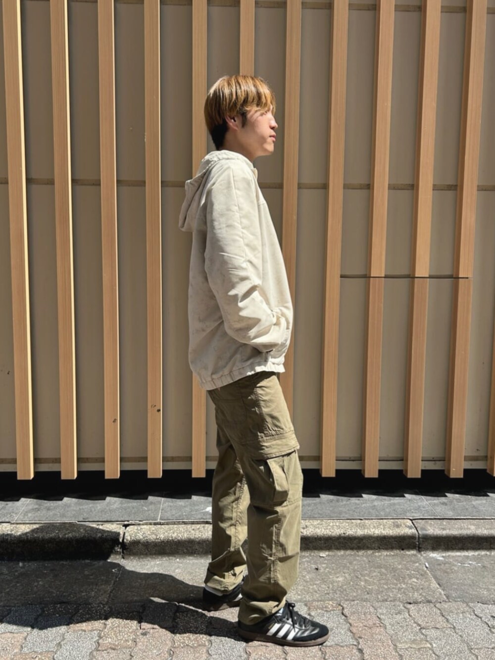 グリーン系のカーゴパンツを着用したメンズの夏コーディネートの4枚目の写真