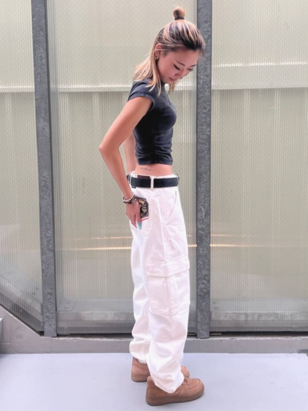 ブラック系のTシャツ/カットソー、ホワイト系のカーゴパンツを着用したレディースの夏コーディネートの4枚目の写真