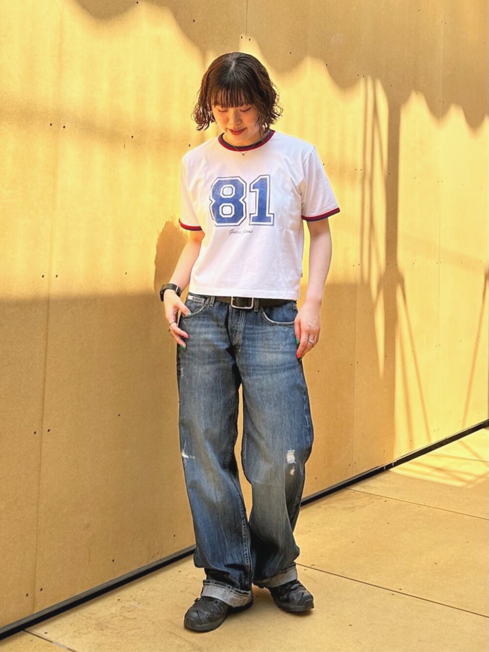 ホワイト系のTシャツ/カットソー、ブルー系のデニムパンツを着用したレディースの夏コーディネートの4枚目の写真