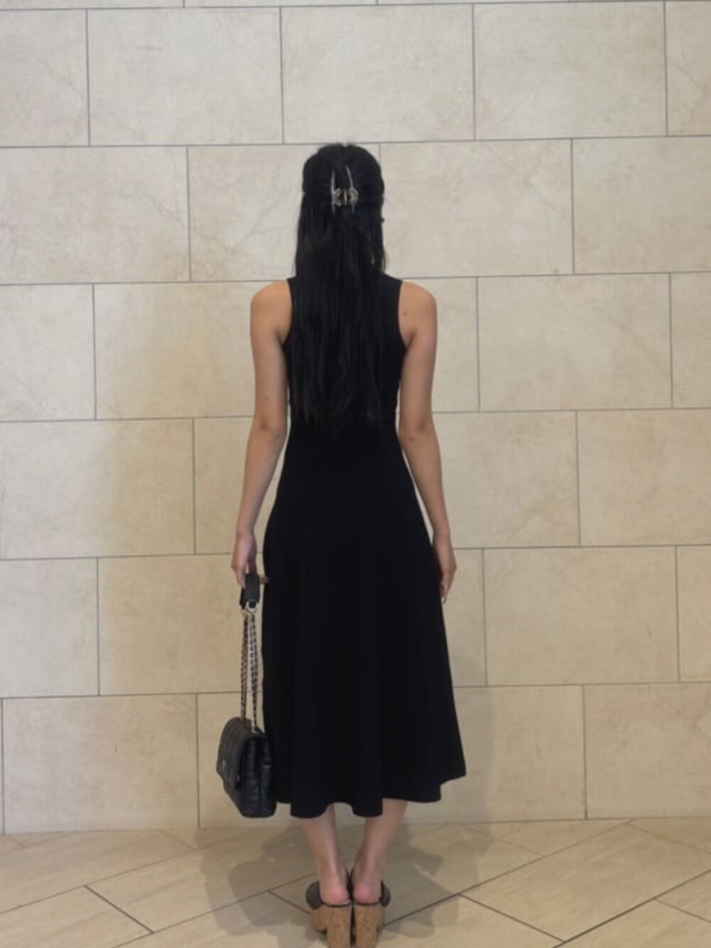 ブラック系のショルダーバッグ、ブラック系のワンピースを着用したレディースの秋コーディネートの2枚目の写真