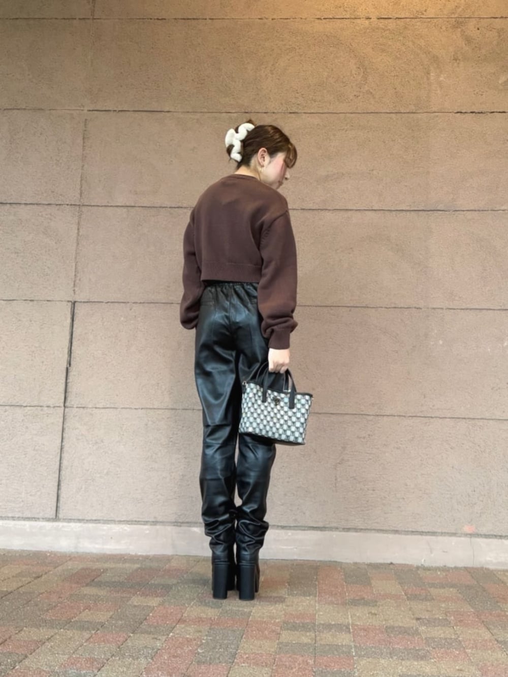 ブラック系のその他パンツ、ブラウン系のニット/セーター、ブラック系のショルダーバッグを着用したレディースの冬コーディネートの2枚目の写真