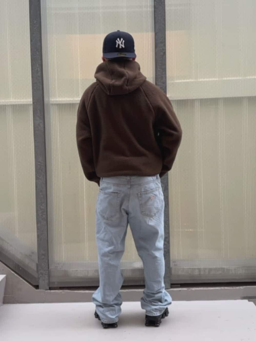 ブルー系のデニムパンツ、ブラウン系のその他アウター、その他のボクサーパンツを着用したメンズの冬コーディネートの2枚目の写真