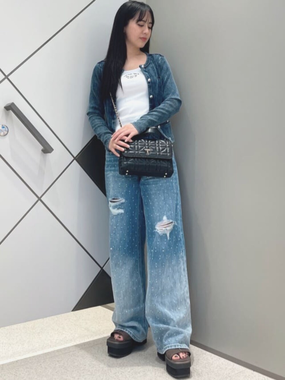 ブルー系のデニムパンツ、ブルー系のカーディガン/ボレロ、ホワイト系のタンクトップを着用したレディースの夏コーディネートの4枚目の写真