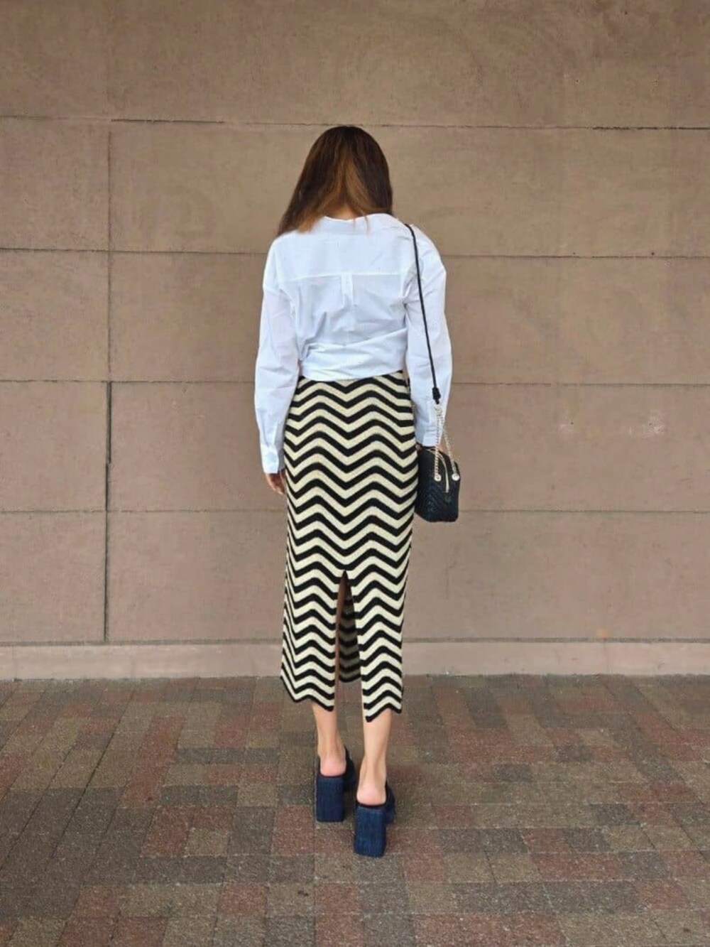 ホワイト系のシャツ/ブラウス、ブラック系のワンピース、ブラック系のショルダーバッグを着用したレディースの秋コーディネートの2枚目の写真