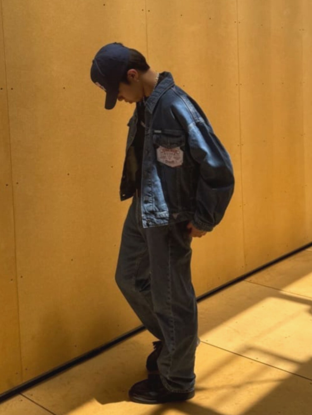 ブルー系のデニムジャケット、ブラック系のTシャツ/カットソー、ブルー系のデニムパンツを着用したメンズの夏コーディネートの3枚目の写真