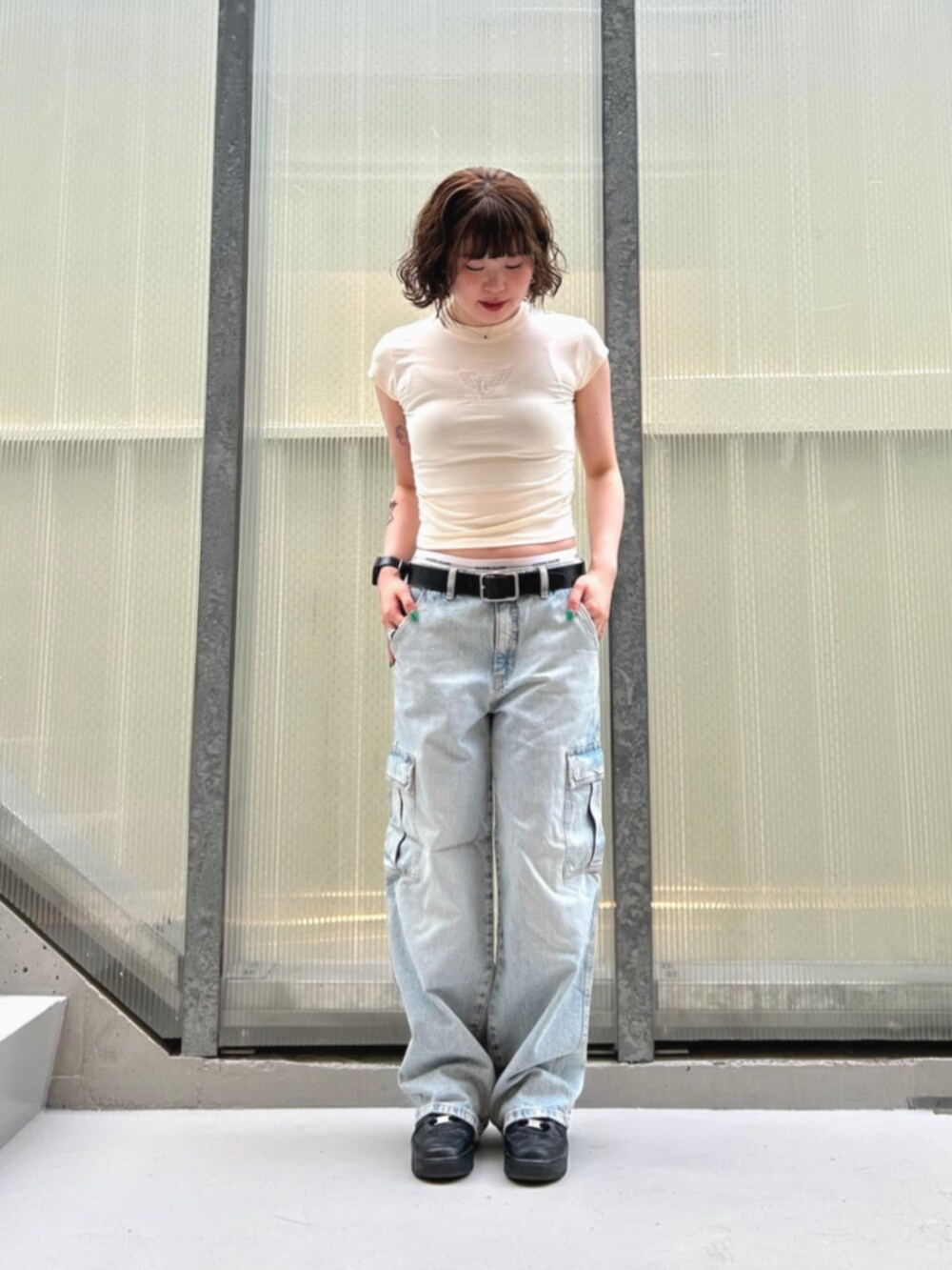 ブルー系のデニムパンツ、ホワイト系のTシャツ/カットソー、グレー系のショーツを着用したレディースの秋コーディネートの4枚目の写真