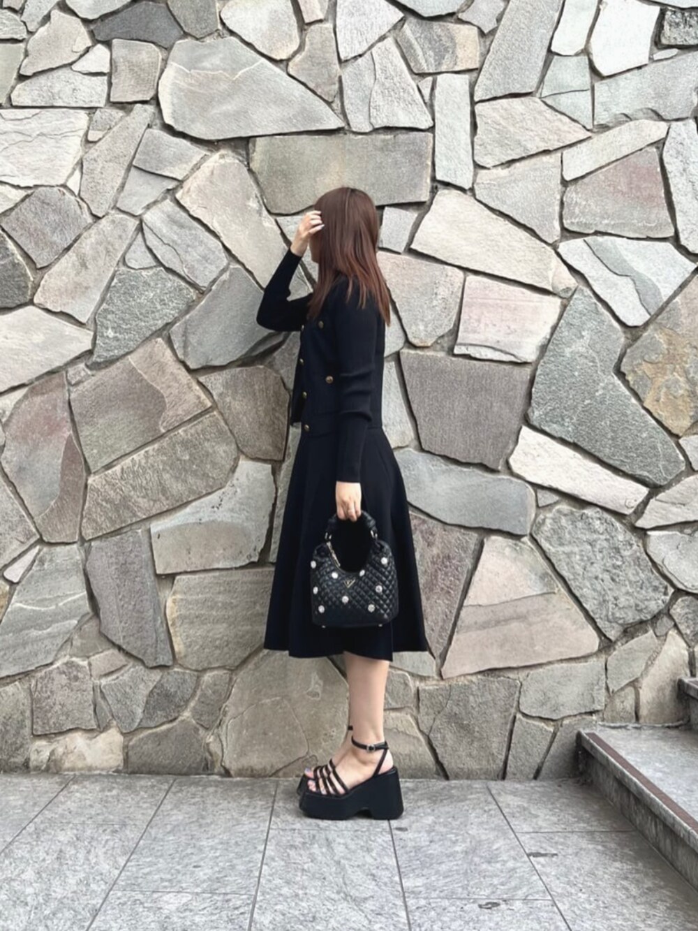 ブラック系のショルダーバッグ、ブラック系のワンピース、ブラック系のカーディガン/ボレロを着用したレディースの秋コーディネートの3枚目の写真