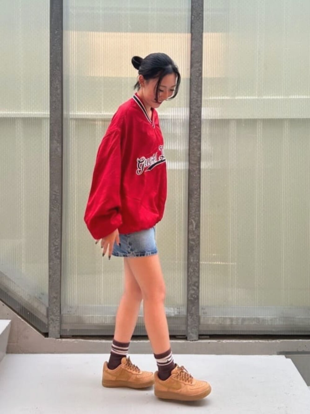 ブルー系のデニムスカート、レッド系のその他トップスを着用したレディースの秋コーディネートの4枚目の写真