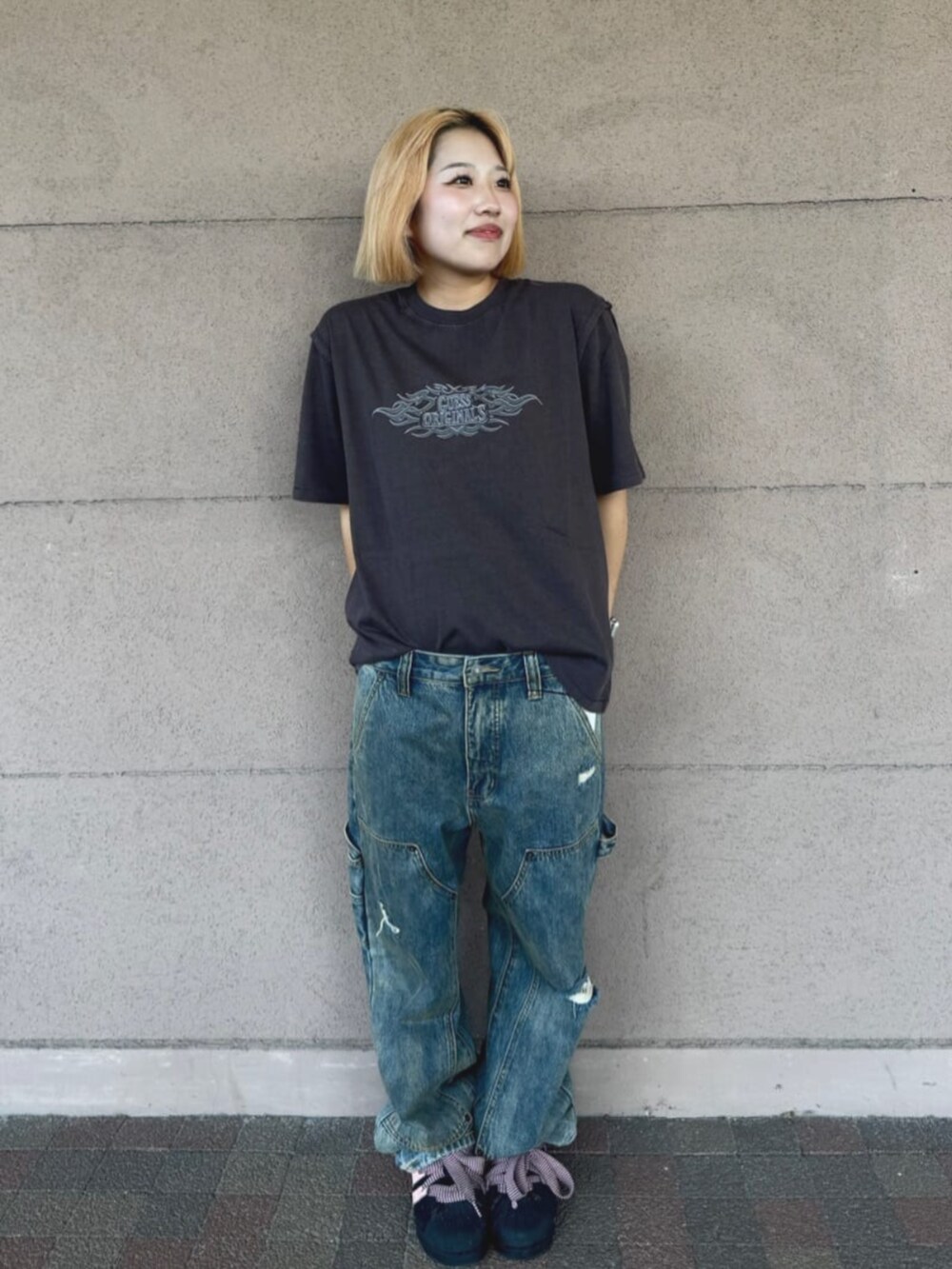 ブラック系のTシャツ/カットソー、ブルー系のデニムパンツを着用したレディースの夏コーディネートの4枚目の写真