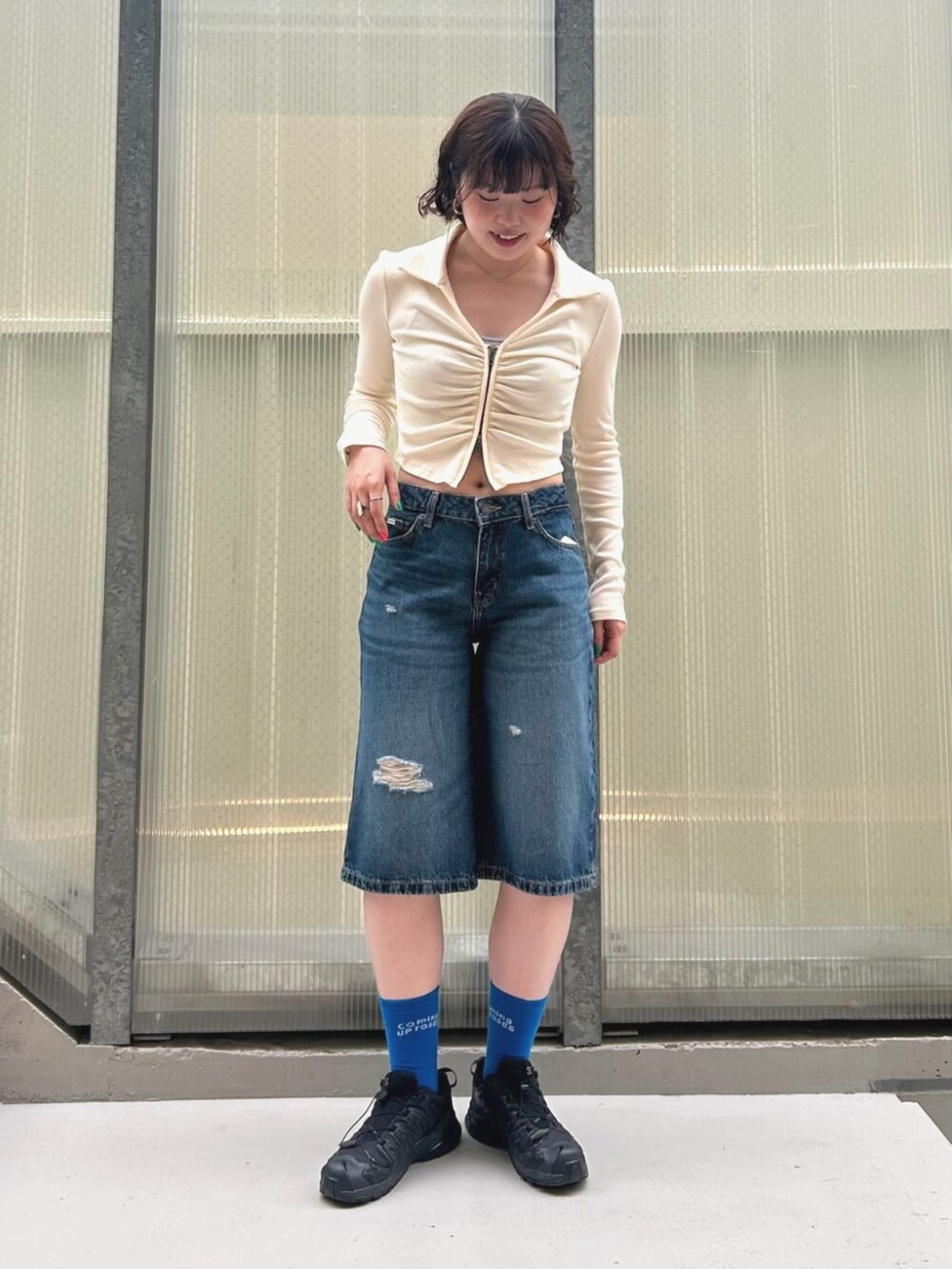 ブルー系のデニムパンツを着用したレディースの夏コーディネートの4枚目の写真