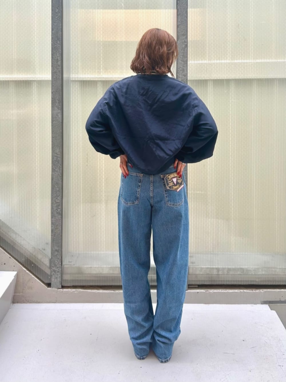 ブルー系のデニムパンツ、ブルー系のその他トップスを着用したレディースの秋コーディネートの2枚目の写真