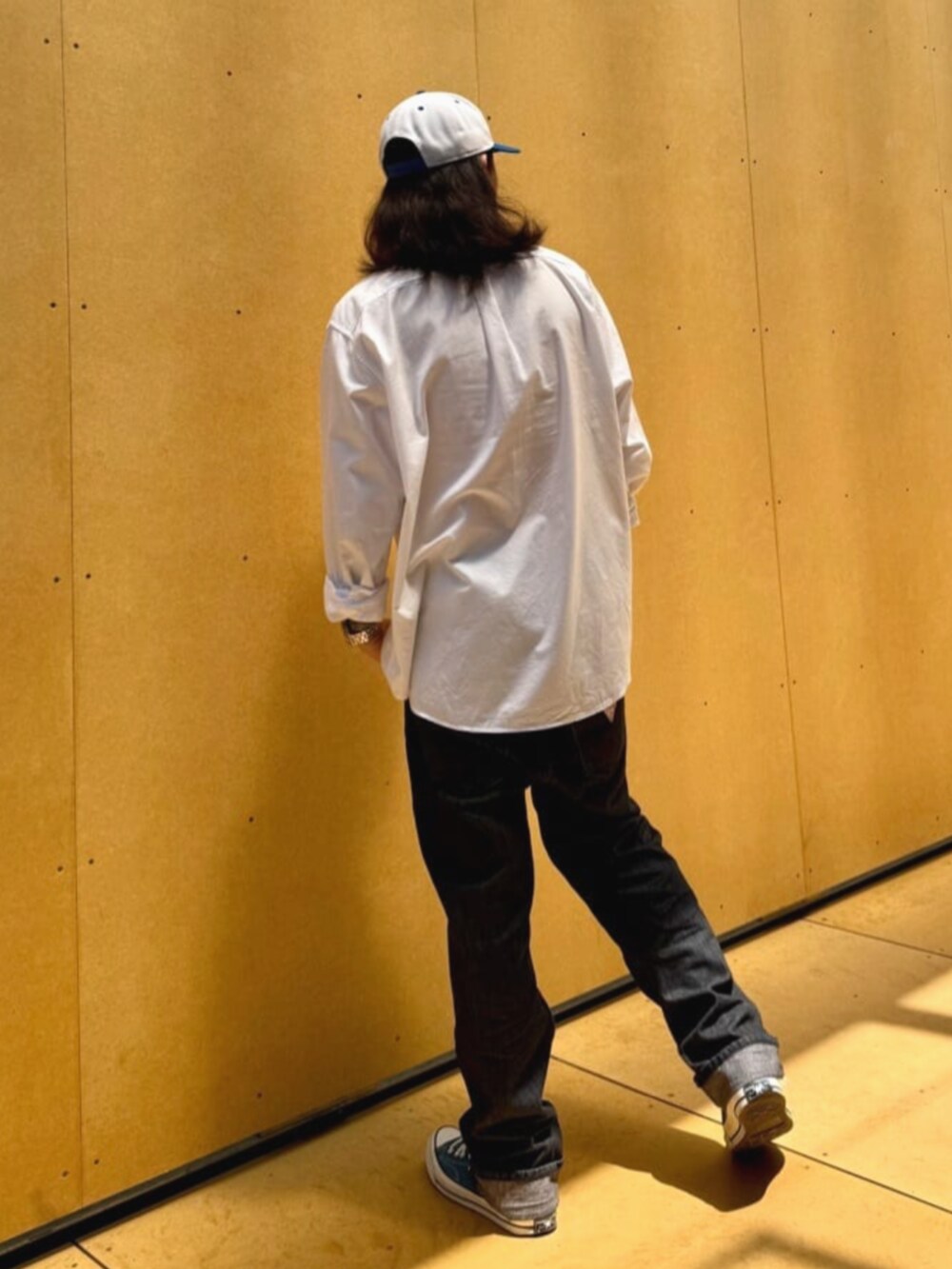 ホワイト系のシャツ/ブラウス、ブラック系のデニムパンツを着用したメンズの夏コーディネートの2枚目の写真