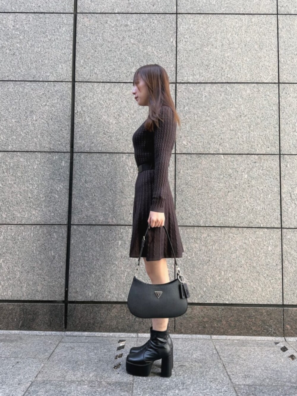 ブラック系のショルダーバッグ、ブラウン系のワンピースを着用したレディースの秋コーディネートの3枚目の写真